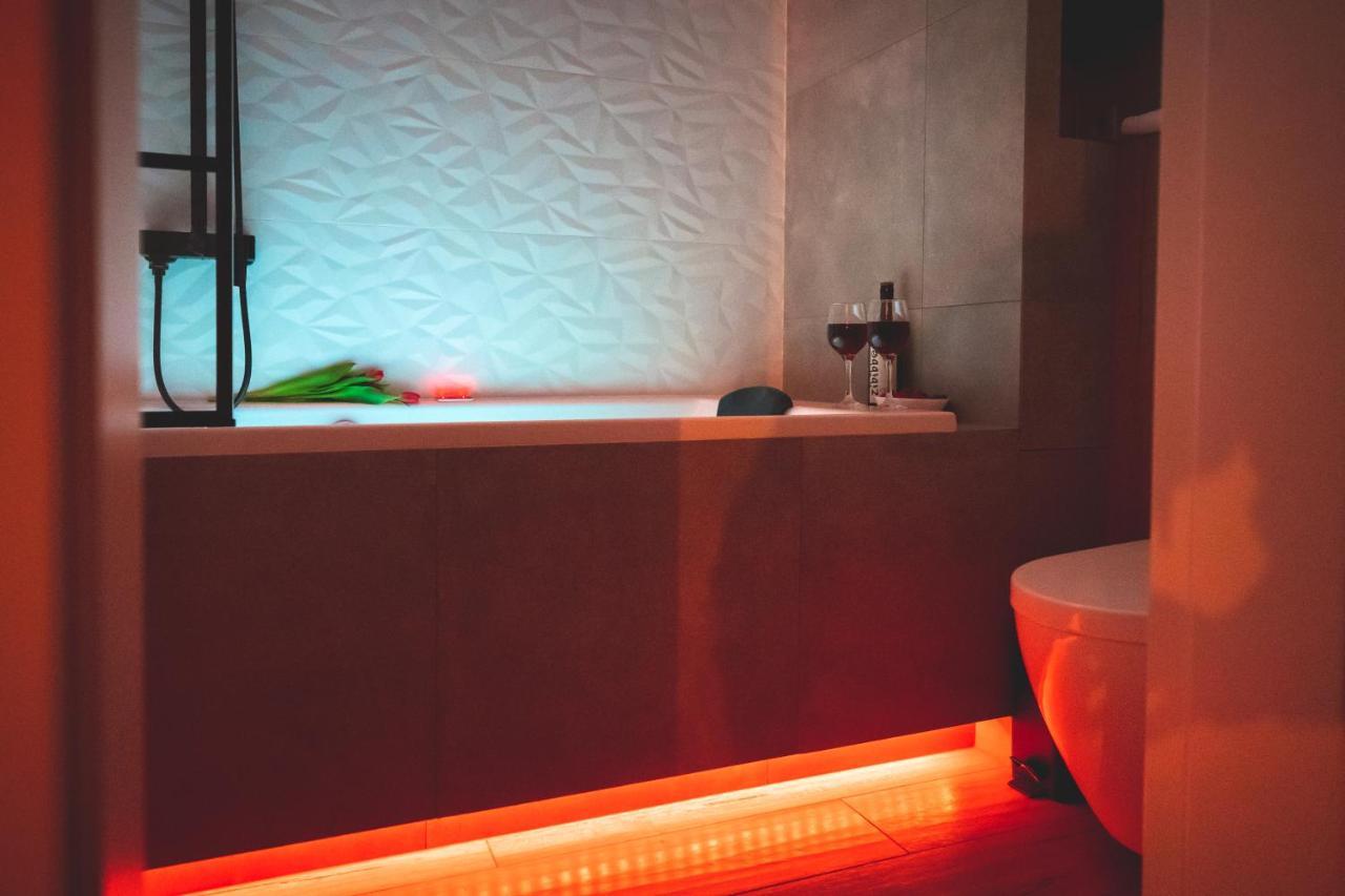 Movie Jacuzzi Apartment At The Main Station By Noclegi Renters Краків Екстер'єр фото