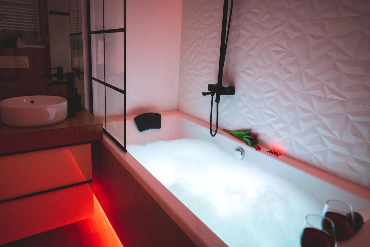 Movie Jacuzzi Apartment At The Main Station By Noclegi Renters Краків Екстер'єр фото