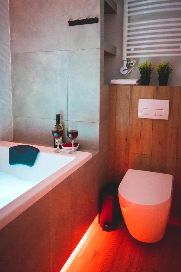 Movie Jacuzzi Apartment At The Main Station By Noclegi Renters Краків Екстер'єр фото
