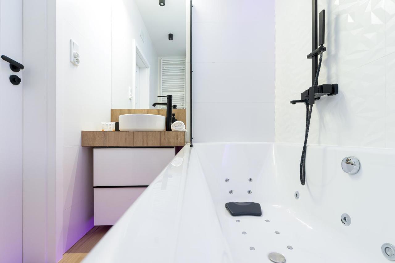 Movie Jacuzzi Apartment At The Main Station By Noclegi Renters Краків Екстер'єр фото