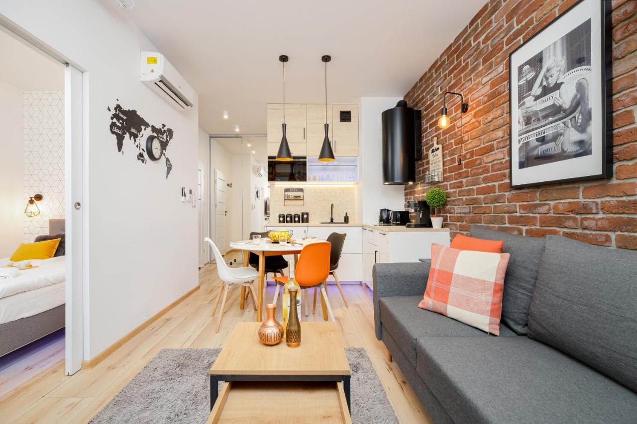 Movie Jacuzzi Apartment At The Main Station By Noclegi Renters Краків Екстер'єр фото