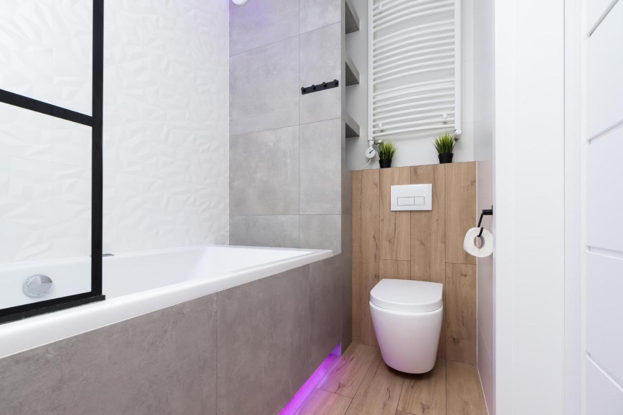 Movie Jacuzzi Apartment At The Main Station By Noclegi Renters Краків Екстер'єр фото
