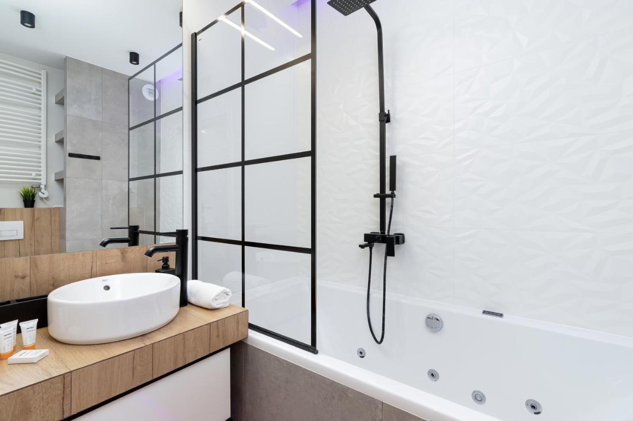 Movie Jacuzzi Apartment At The Main Station By Noclegi Renters Краків Екстер'єр фото